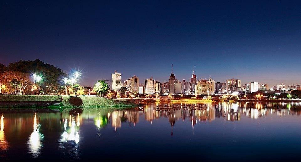 Luzes vibrantes da cidade